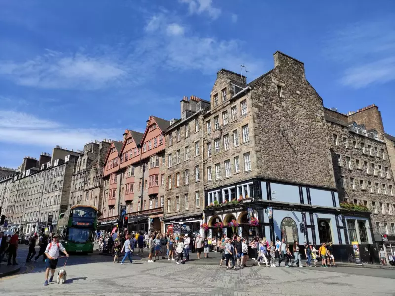 Edinburgh's Duality: Where Literary Legends Meet Real-World Drama | An Aussie's Guide