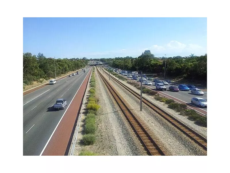 Perth Motorists Face Nighttime Delays on Mitchell Freeway Southbound