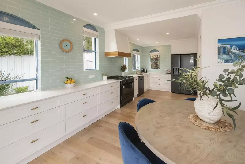 Gnarabup's Grecian Oasis: 5-Bedroom Beachside Haven with Panoramic Ocean Views