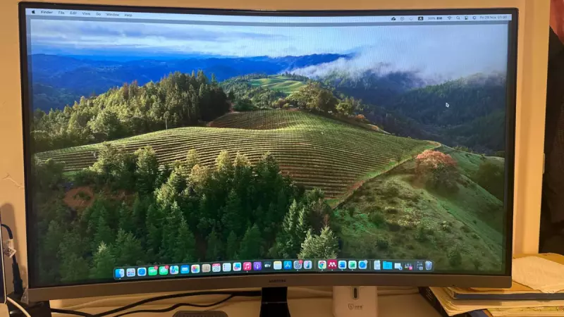 Samsung 27" Curved Monitor Slashed 62% to $152 in Boxing Day Sale