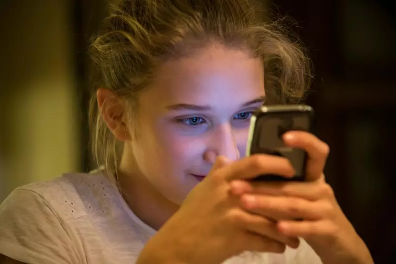 Australian Study: Moderate Social Media Use Benefits Teens' Wellbeing