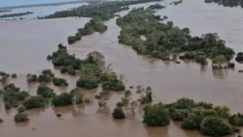 Floodwaters Force Evacuation at Queensland Cattle Station