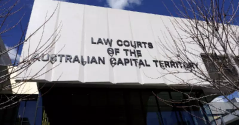 Joshua Aaron Baird enfrenta cargos de desacato por su presunto intento de quemar una bandera en un tribunal