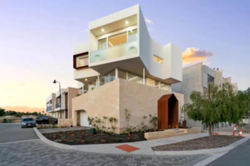 North Coogee Home Redefines Coastal Living with Seamless Indoor-Outdoor Design