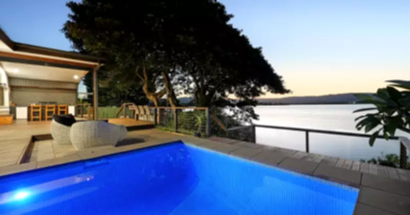 Lakefront Luxury: Oak Flats Entertainer's Dream Home with Stunning Views