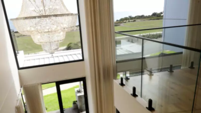 Striking Curlewis Home Captivates Drivers, Slows Traffic