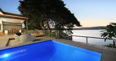 Lakefront Luxury: Oak Flats Entertainer's Dream Home with Stunning Views