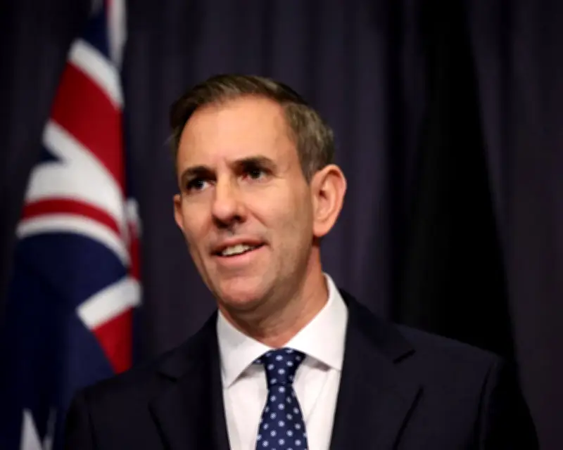 Australia's Economy Slows Sharply, Living Standards Decline Amid Datacentre Boom