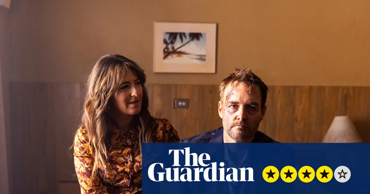 Sunny Nights Review: Will Forte and D'Arcy Carden's Sassy Australian Comedy Is Criminally Good Fun