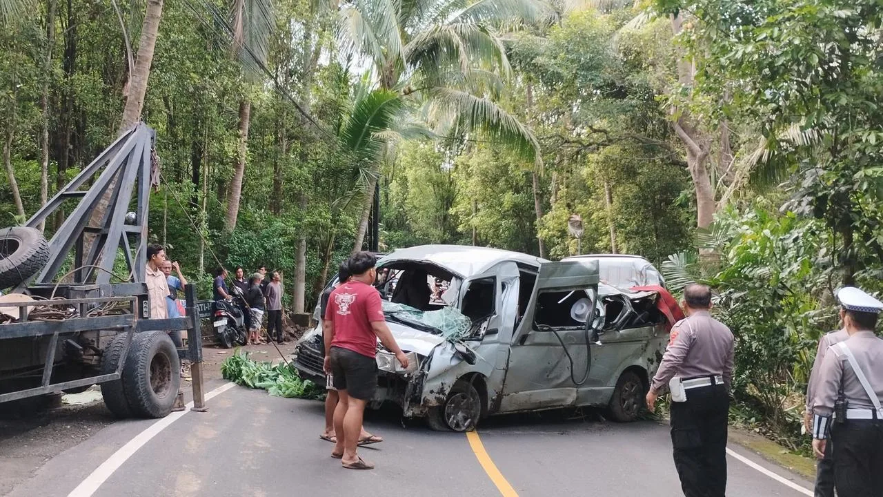 Five Chinese Tourists Killed in Bali Minibus Crash