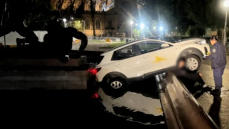 French Driver Eating Macca's After Crashing Into Sydney Fountain
