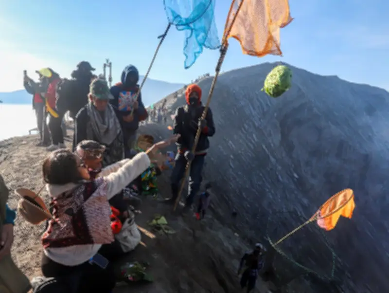 Global Photo Roundup: Offerings, Elections, and Evacuations
