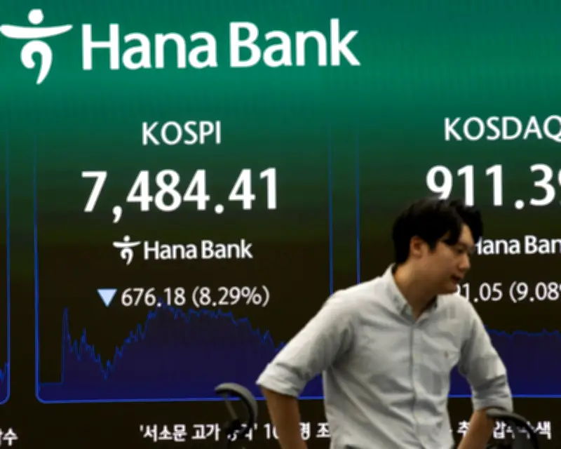 Global stock markets fall on tech fears and Middle East oil jitters