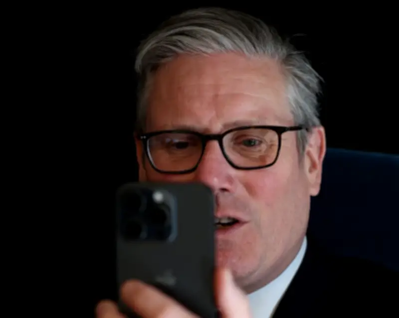 Keir Starmer's WhatsApp Messages Set to Auto-Delete, No 10 Confirms