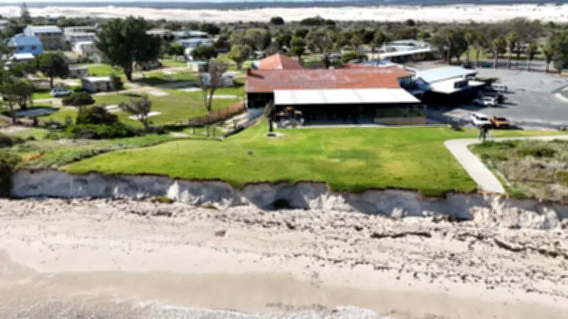 Lancelin locals launch GoFundMe for seawall after govt delays on erosion