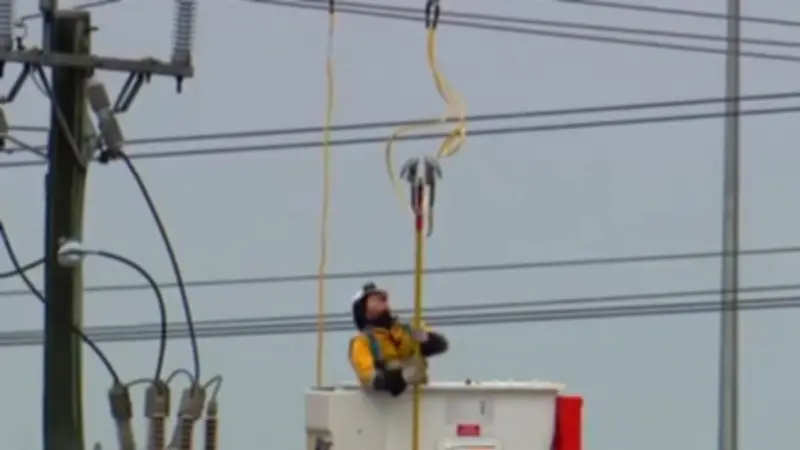 Man dies after scissor lift hits power lines in Laverton North