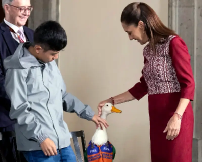 Merlin the Duck Unruffled After Meeting President of Mexico