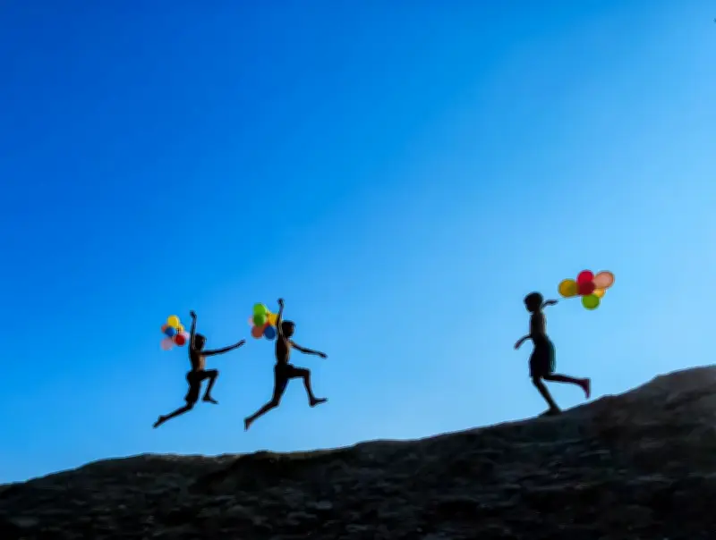 Monojit Dutta captures joy of children playing with balloons on Sunday
