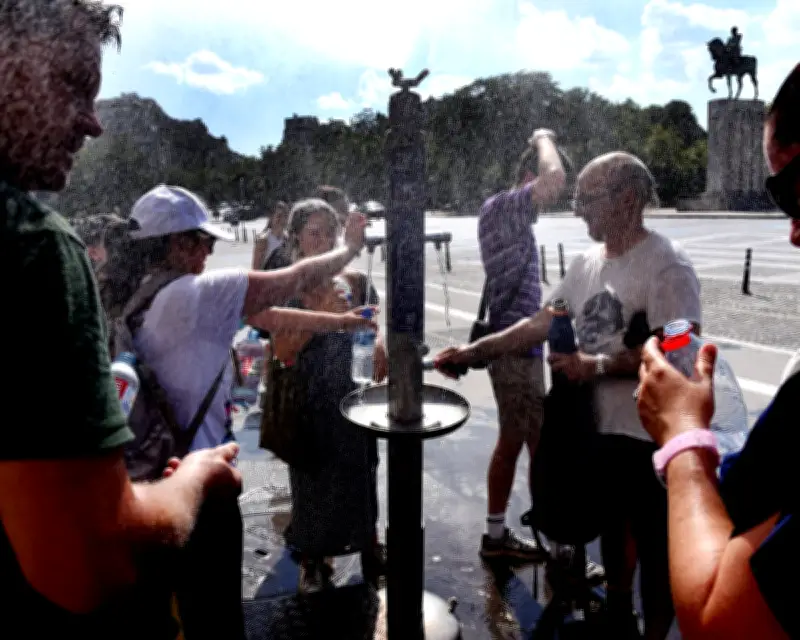 Paris Heatwave Prompts Calls to Ban Alcohol at Public Events