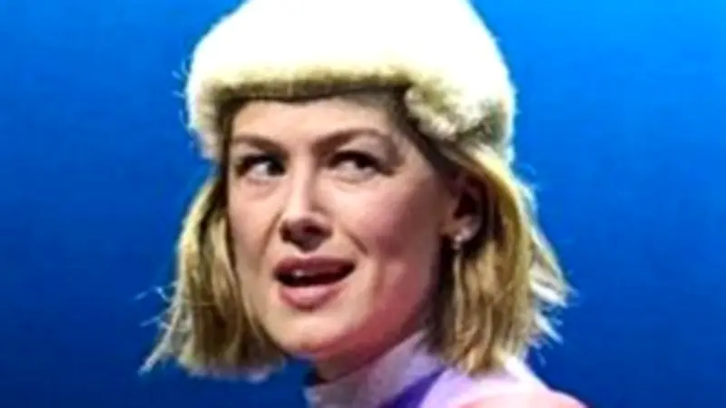 Rosamund Pike scolds audience member for texting during play