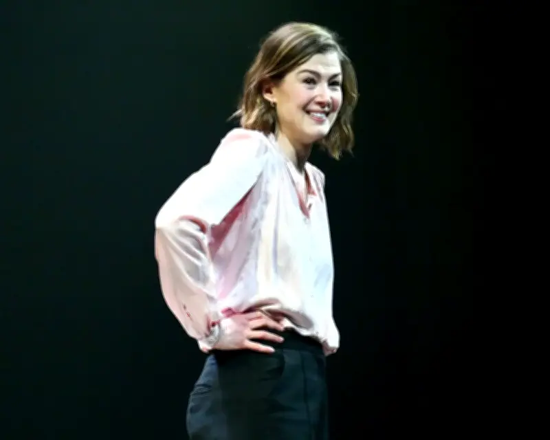 Rosamund Pike stays calm after phone alarm disrupts theatre performance
