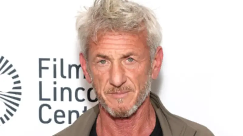 Sean Penn says he won't take selfies even with Holocaust survivors