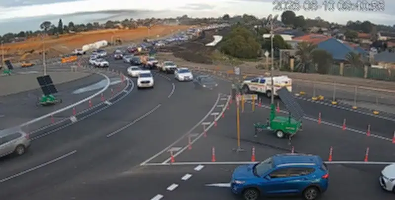 Serious crash shuts major intersection in Perth's north-east