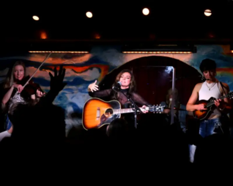 Shania Twain Turns London Pub Into Saloon for Intimate Gig