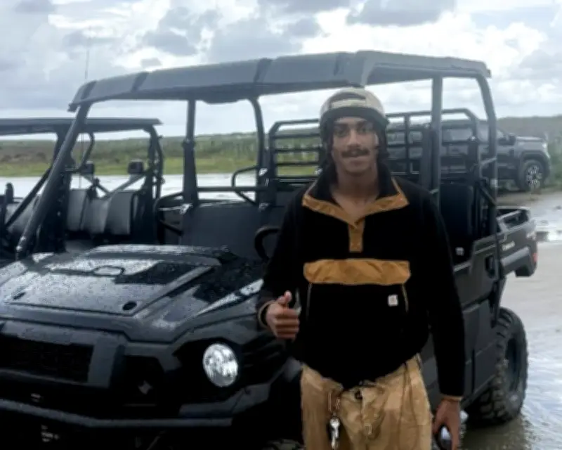 Shuttle Driver Hailed as Hero for Rescuing Tourists from Rip Current