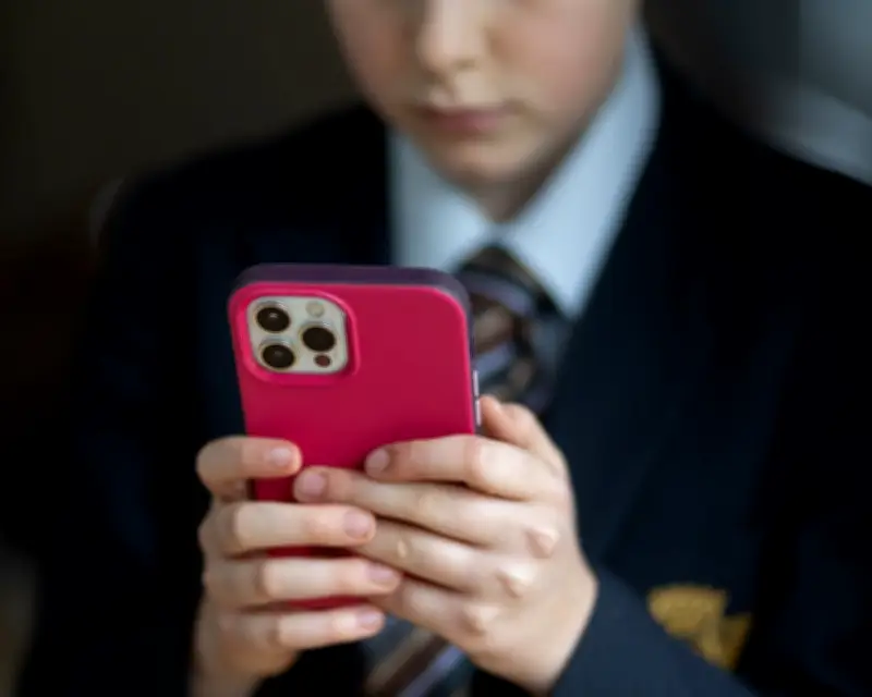 Starmer Gives Apple and Google Ultimatum to Block Child Porn Access