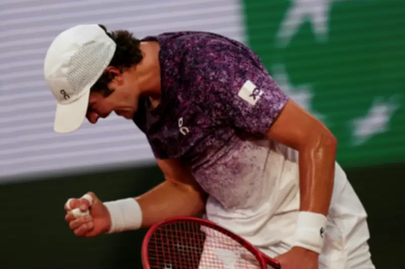 Swiatek Exits French Open, Zverev Eases into Quarter-Finals