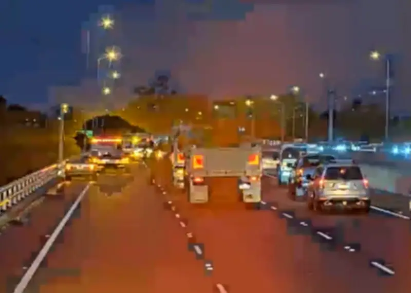 Three Injured in Perth Coogee Crash, Traffic Chaos Continues