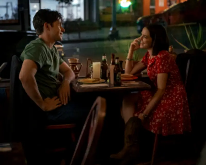 Voicemails for Isabelle Review: Netflix Romcom Picks Creepy Over Cute