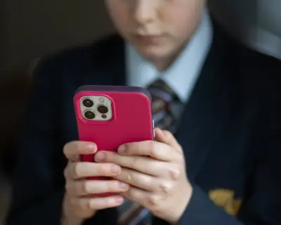 Starmer Gives Apple and Google Ultimatum to Block Child Porn Access