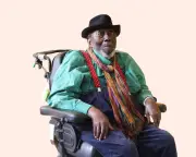 Frank Bowling at 92: On Painting, Whisky, and Being Remembered as a Nice Old Man