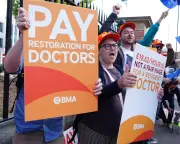 Junior Doctors in England Suspend Strike After New Pay Offer