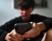 Parents React to UK Under-16s Social Media Ban