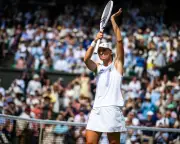 Swiatek Overcomes Townsend in Thrilling Wimbledon First Round