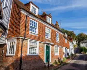 UK House Prices Fall for First Time in 2025 Amid Rising Mortgage Rates