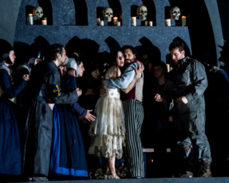 I Puritani Review: Oropesa Dazzles in Jones's Engaging Bellini Staging