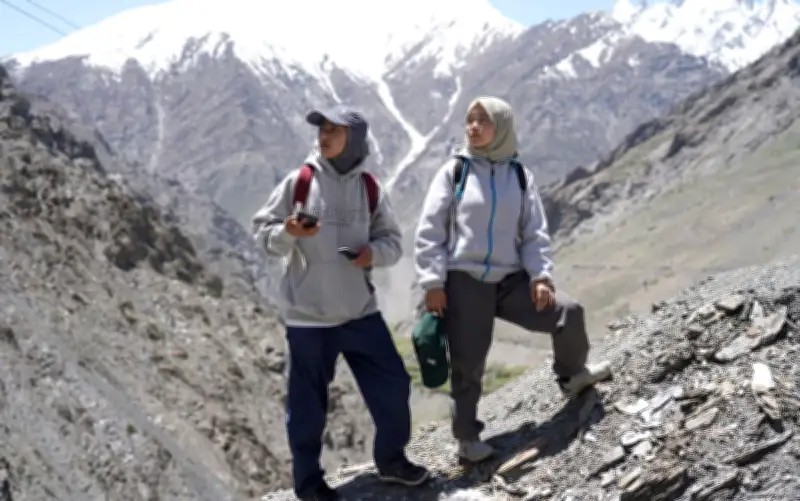 Kashmir's Young Women Hike Mountains in Hijab, Defying Stereotypes