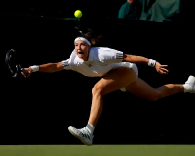 Muchova Stuns Osaka in Wimbledon First Round Upset