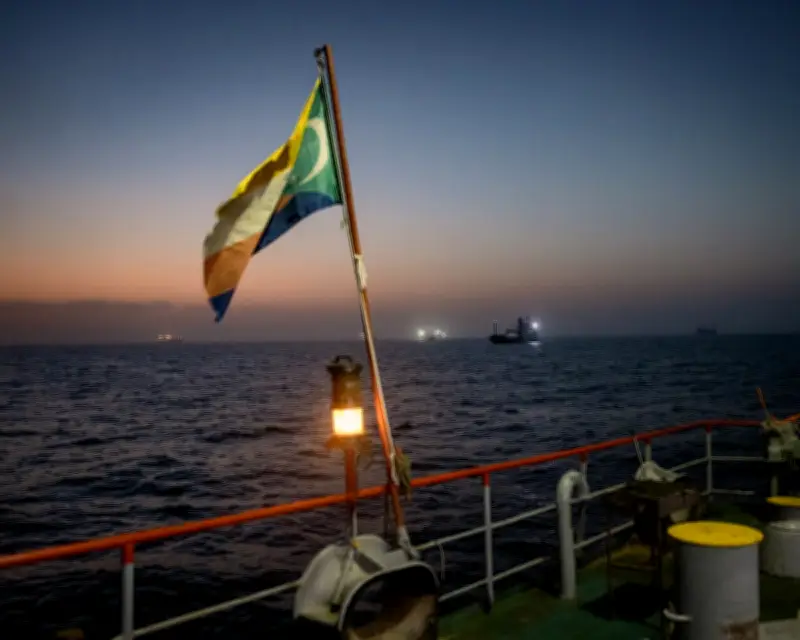 Oil Price Falls as Strait of Hormuz Traffic Jumps, Easing Supply Fears
