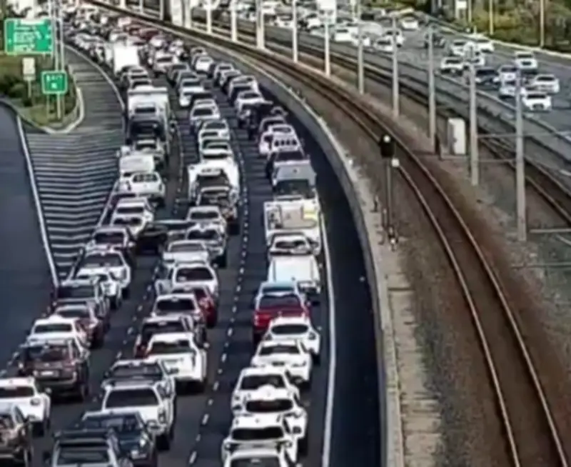 Perth Traffic: Crash Blocks Lanes on Kwinana Freeway, Heavy Delays
