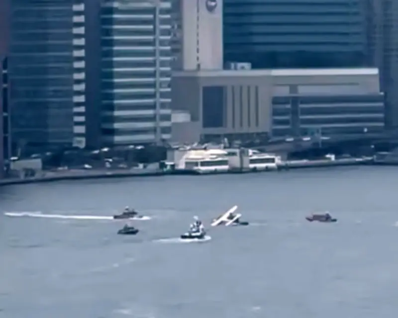 Seaplane Makes Emergency Landing in New York City's East River