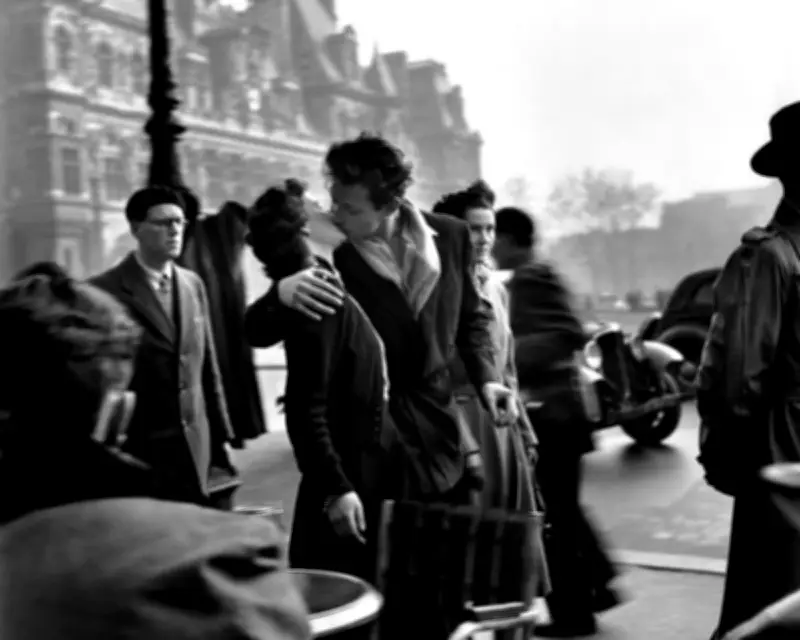 The Kiss by Katie Barclay Review: A History of Passion and Power