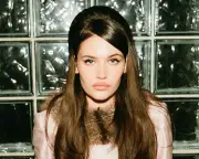 Sienna Spiro's Visitor Album: A Dazzling Debut Full of Depth and Pop Brilliance